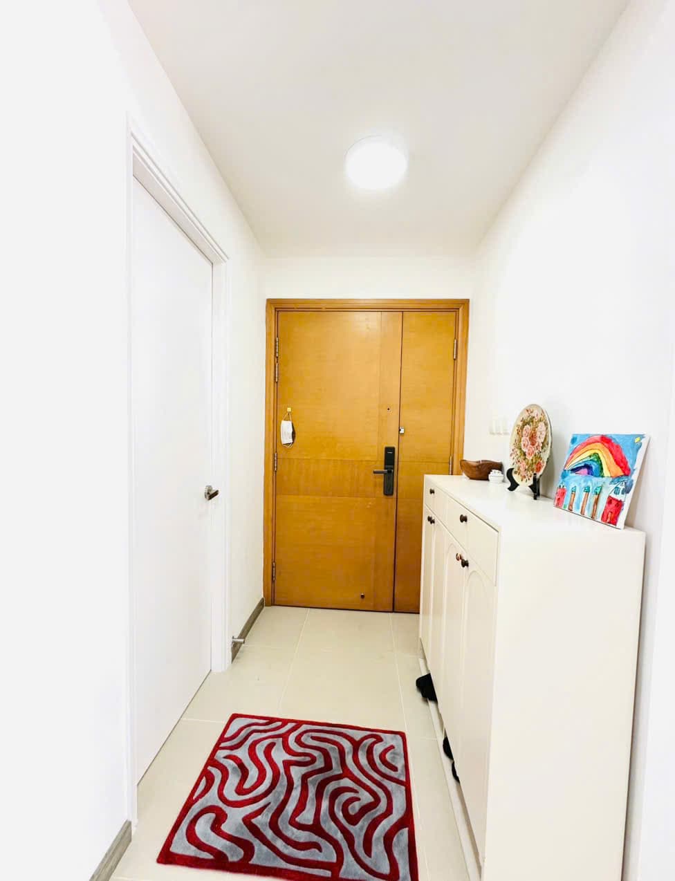 Cửa chính hướng Bắc, trang bị khóa vân tay BOSCH chính hãng.