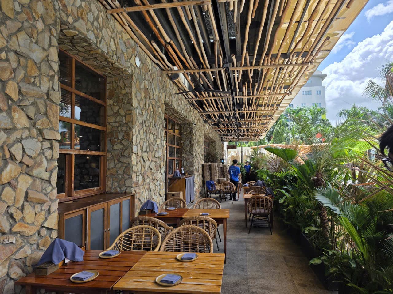 Bên trong PizzaP, góc cạnh hồ bơi